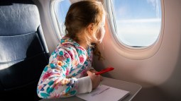 Niña jugando en el avión (Foto: iStock)
