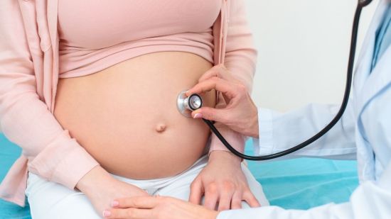 mujer embarazada en el médico