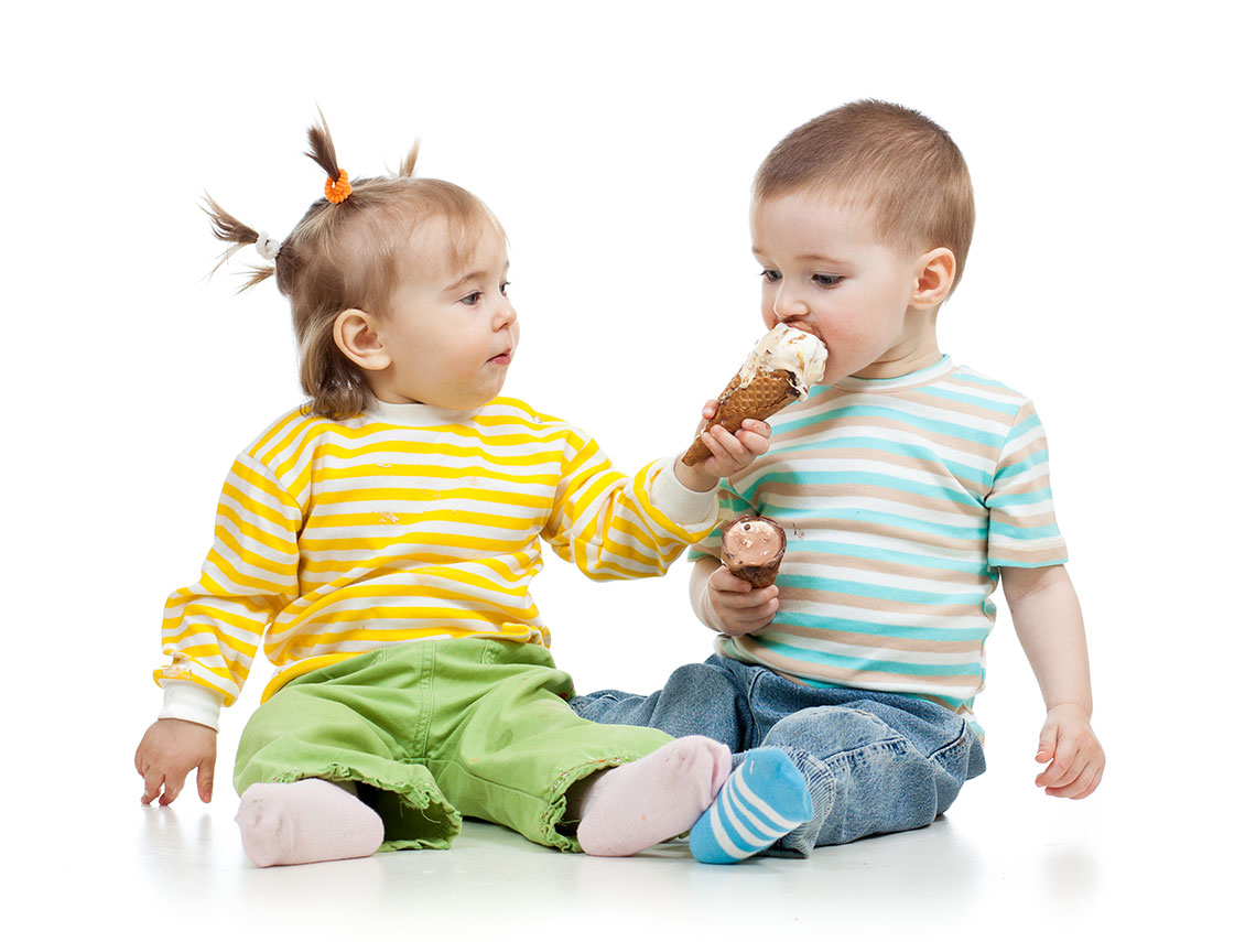 niña compartiendo helado