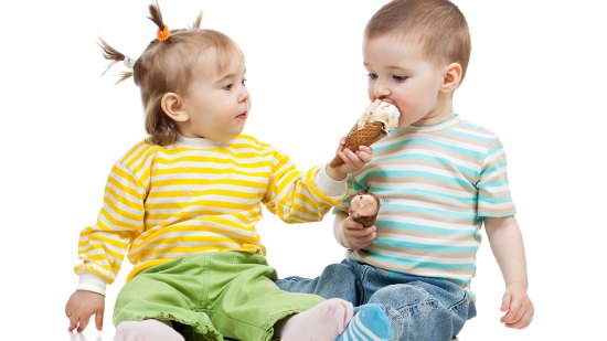 niña compartiendo helado