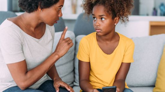 Castigar al niño con el teléfono móvil