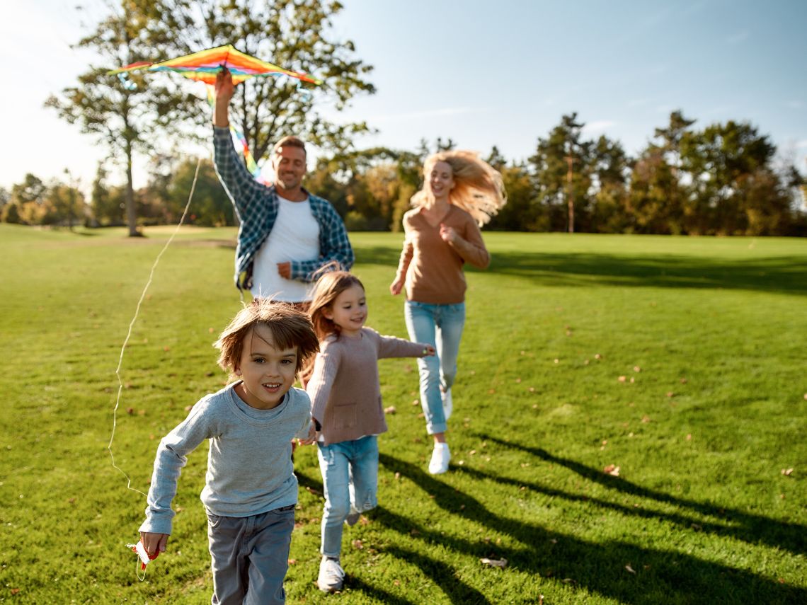 Niños jugando en primavera con la familia