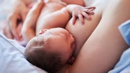 Las mejores posturas para amamantar