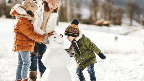 Vamos a la nieve. ¿Qué equipo necesitan los niños?