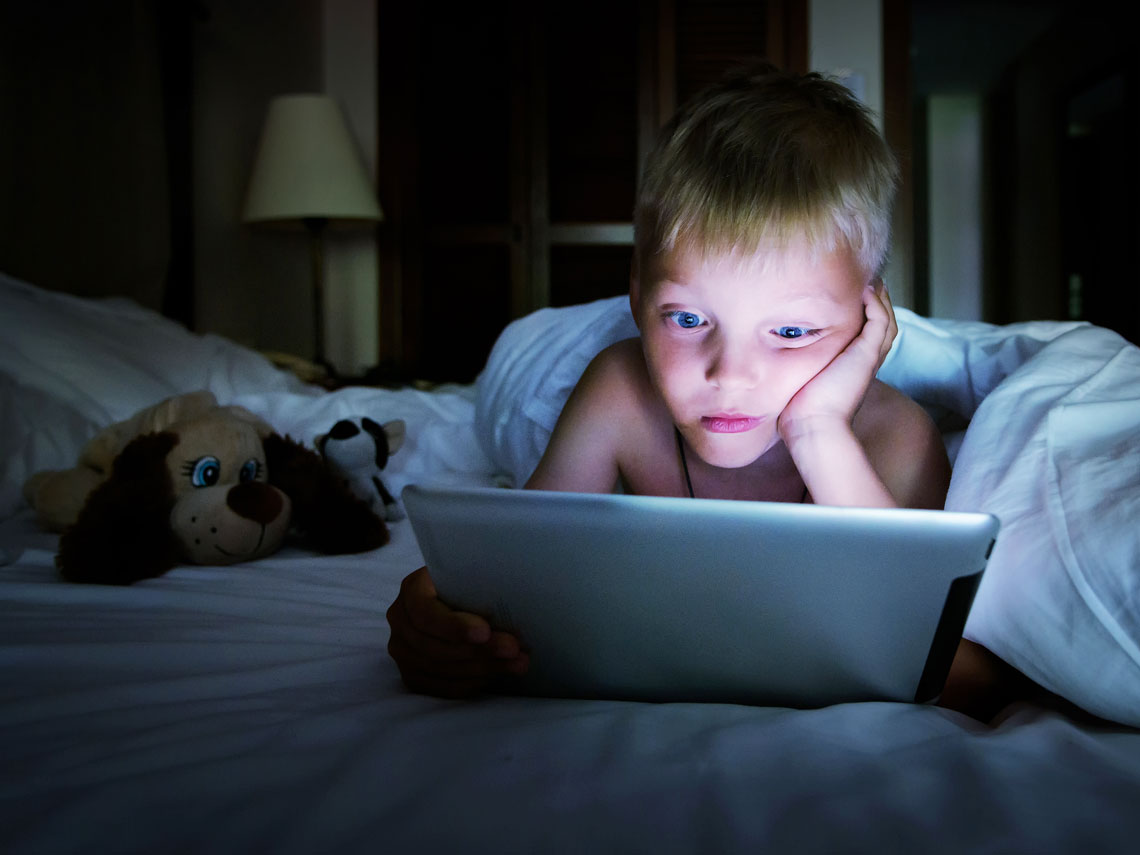 niño con tablet