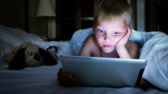 niño con tablet