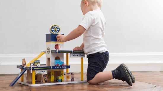 Niño jugando en un taller de madera