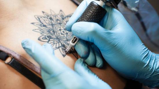 Tatuajes y lactancia materna: ¿son compatibles?