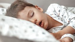 Intenta que vaya a dormir antes de que esté demasiado cansado