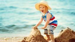 Si vas a la playa esta Semana Santa, sigue estos consejos para proteger a tus hijos del sol