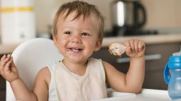 Primeros sólidos. ¿Se alimenta bien mi hijo de un año?