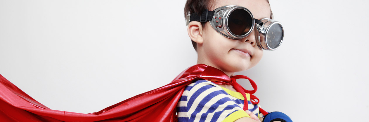 niño disfrazado de superhéroe