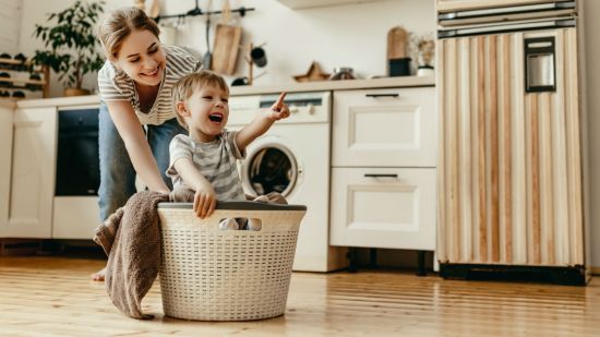 ¿Cuánto debería cobrar una madre por el trabajo de criar a sus hijos?