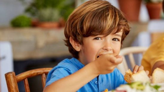 10 normas que tu hijo debe seguir a la hora de comer