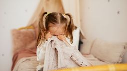 Mi hijo no quiere dormir solo en su cama: ¿qué puedo hacer?