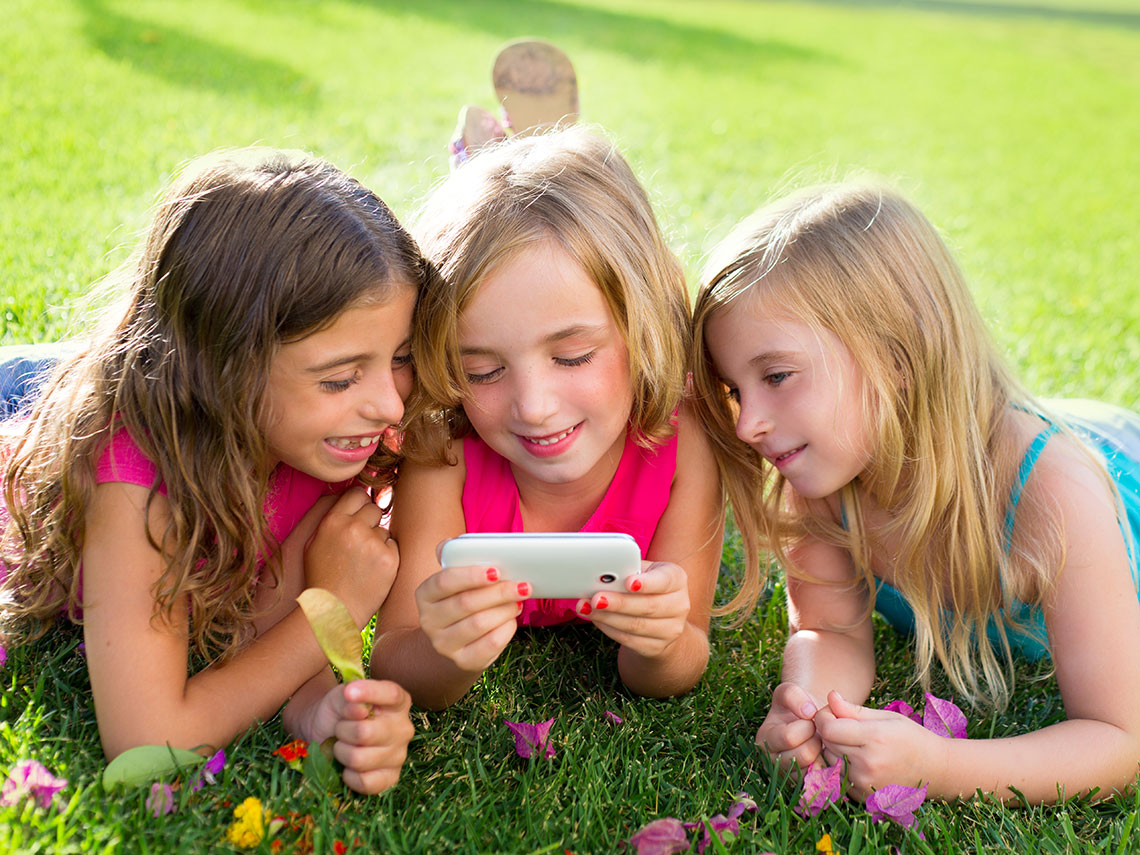 niñas jugando con un móvil