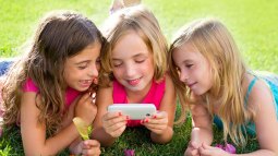 niñas jugando con un móvil