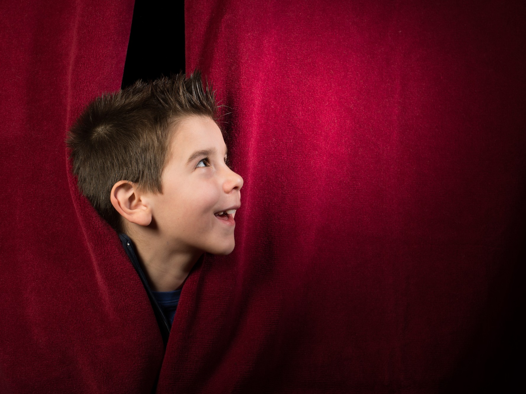 Niño en el teatro