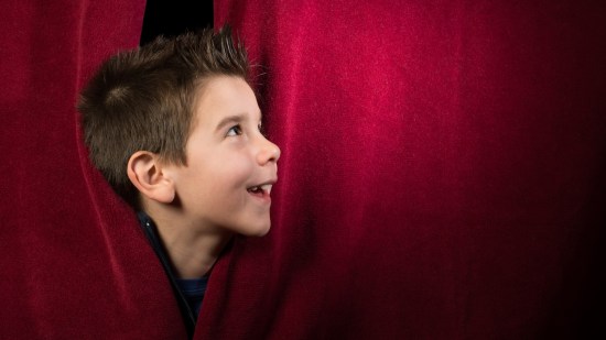 Niño en el teatro