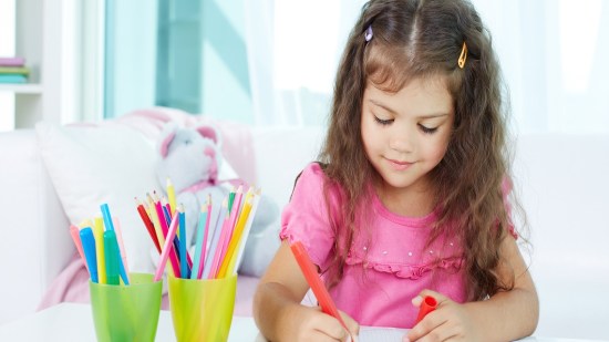 Niña pintando con sus colores favoritos