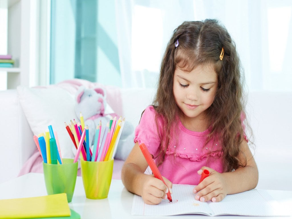 Niña pintando con sus colores favoritos