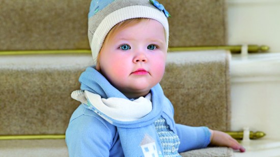 Una muñeca vestida de azul