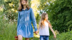 hermanas paseando por el campo