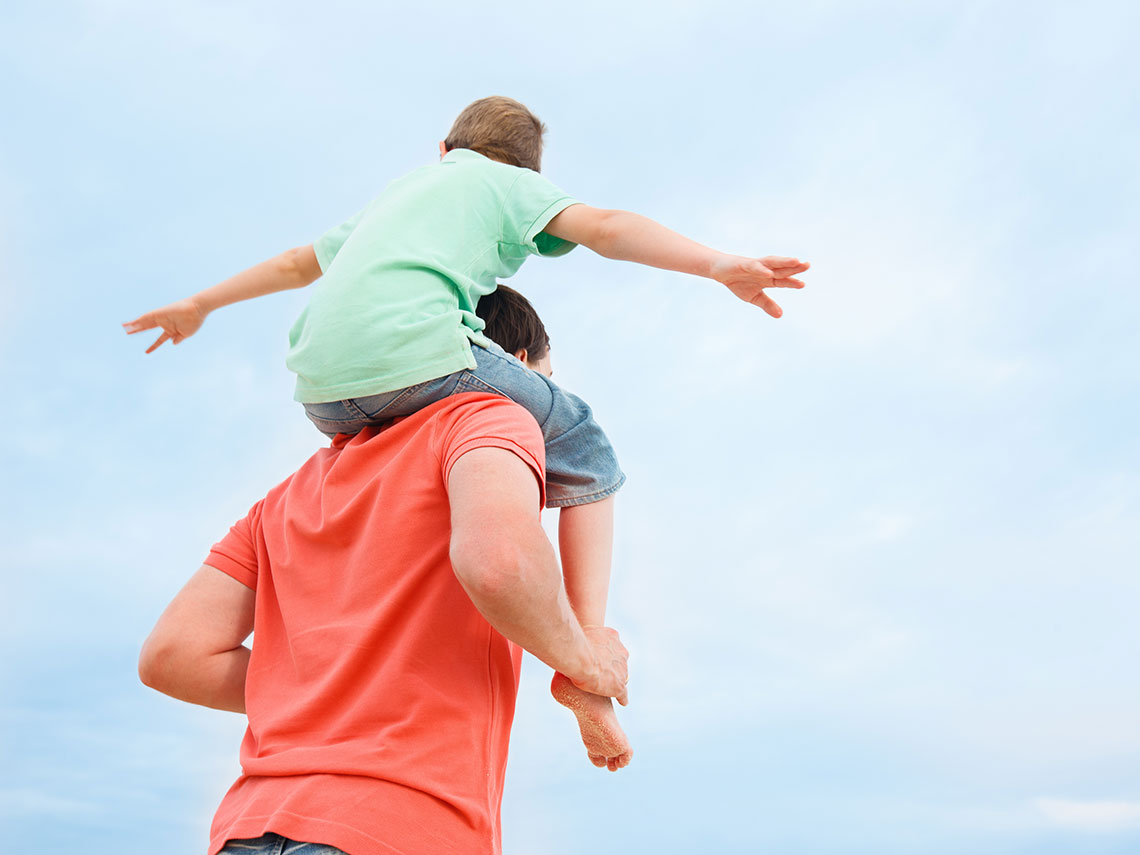 papá cogiendo a su hijo
