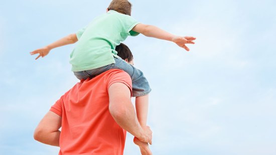 papá cogiendo a su hijo
