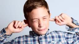 niño tocándose los oídos