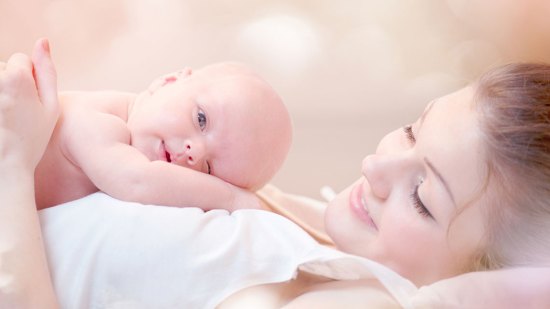 mujer con su hijo recién nacido