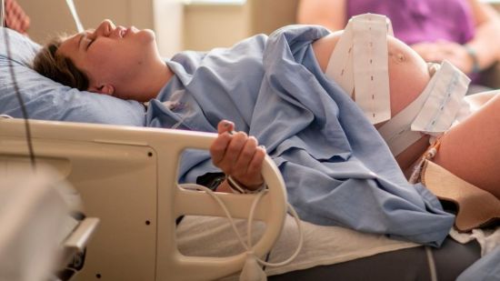 ¿Por qué algunas mujeres necesitan medicación para calmar el dolor del parto y otras no?