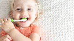 Cepillos y pasta de dientes para niños