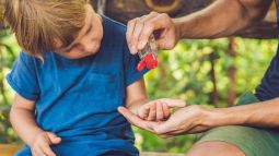 niño echándose gel