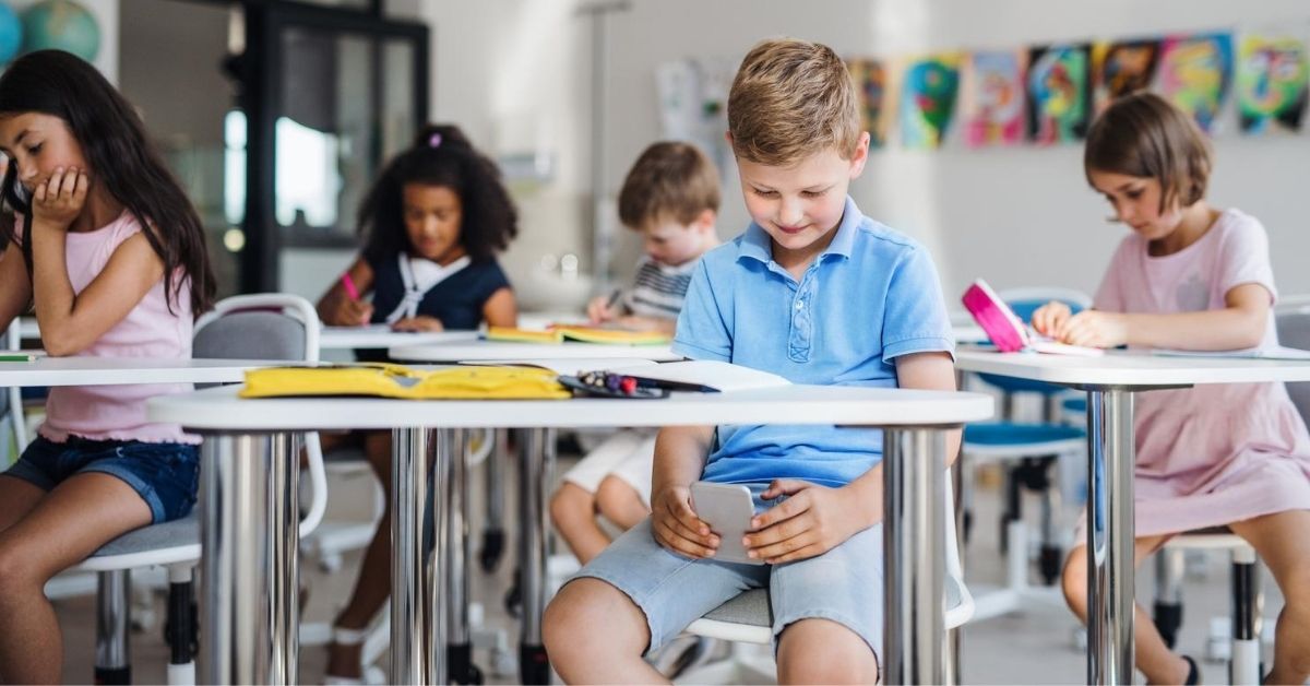 Madrid prohíbe el uso de móviles en clase y en el recreo