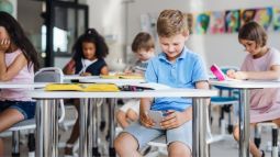 Madrid prohíbe el uso de móviles en clase y en el recreo