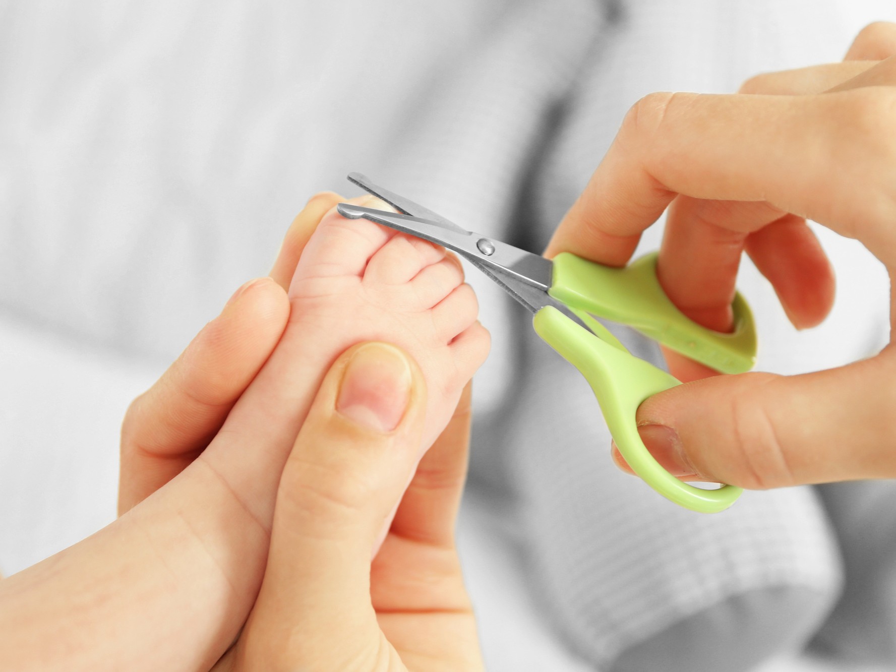 Cortar uñas del bebé