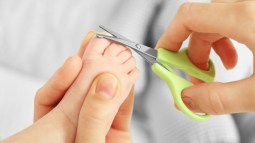 Cortar uñas del bebé