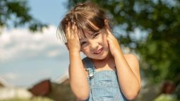 5 consejos para evitar que a tus hijos se le taponen los oídos (en verano)