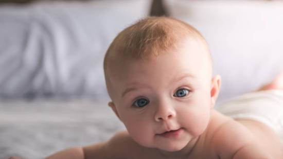 Mi bebé tiene la cabeza grande: ¿es un problema o es normal?