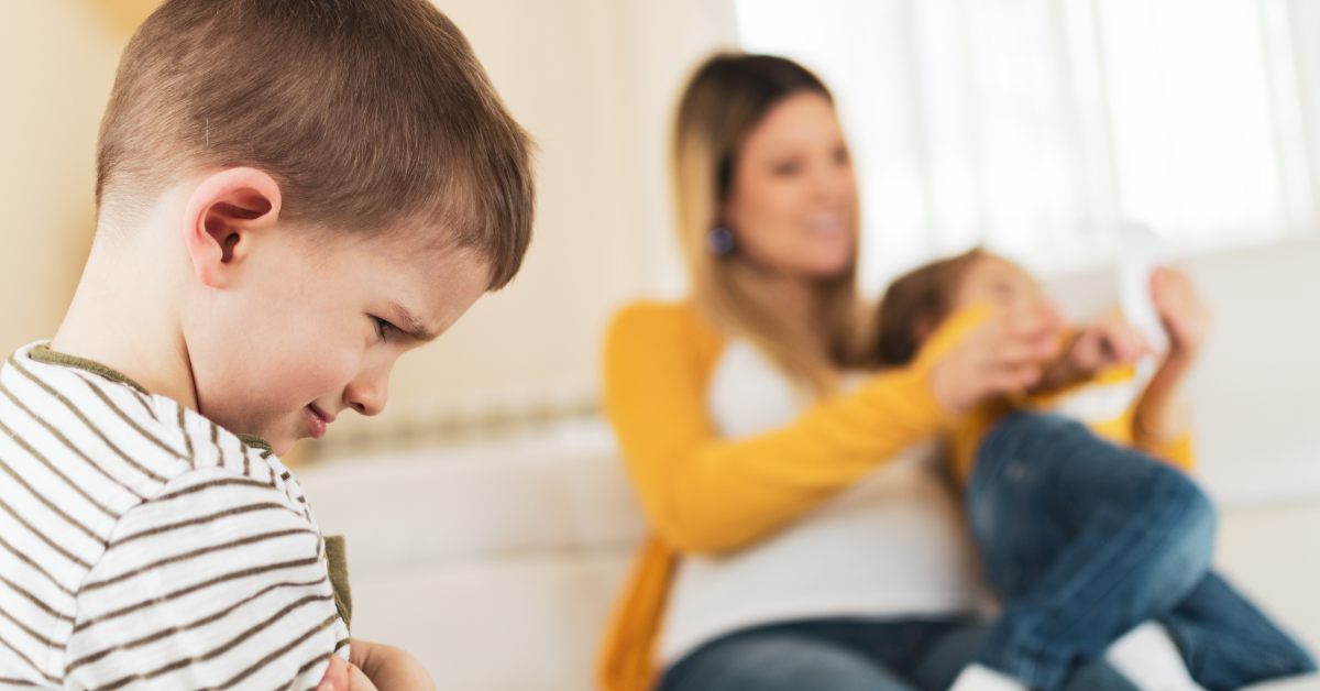 Cómo diferenciar celos de envidia entre hermanos