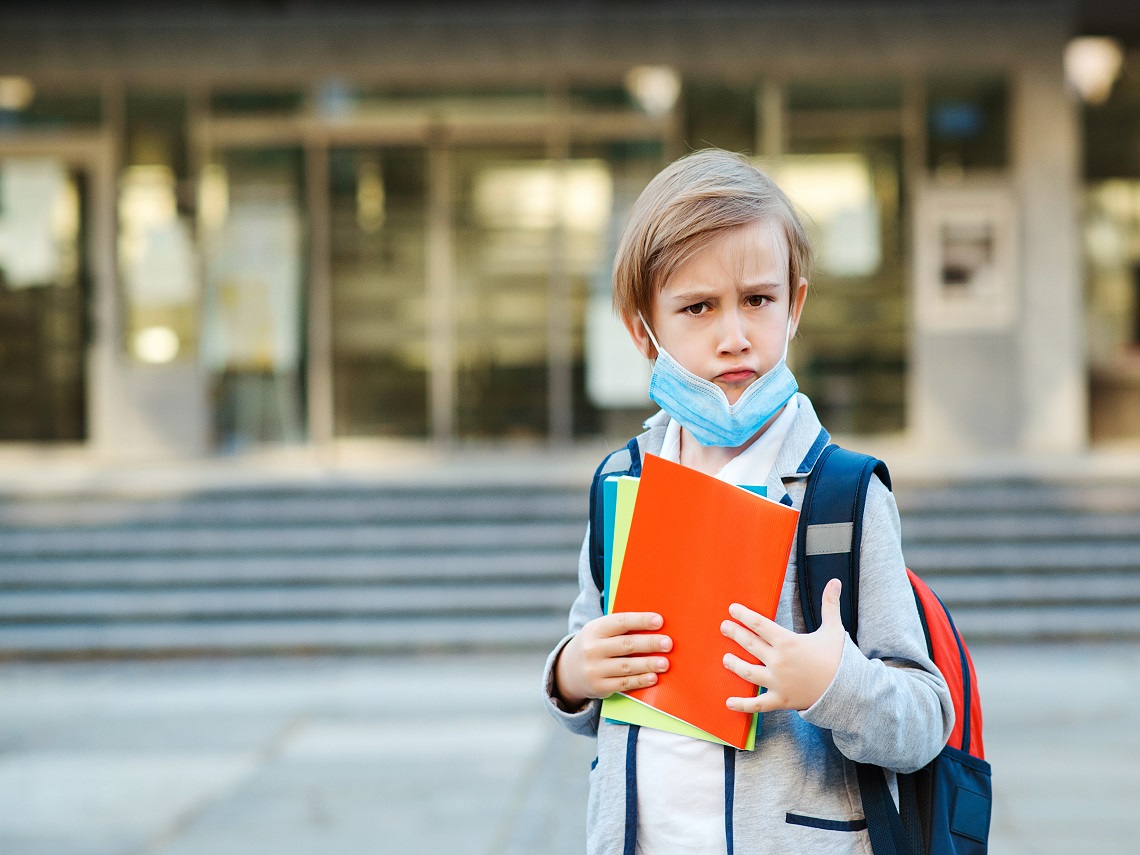 Niño en el colegio con mascarilla