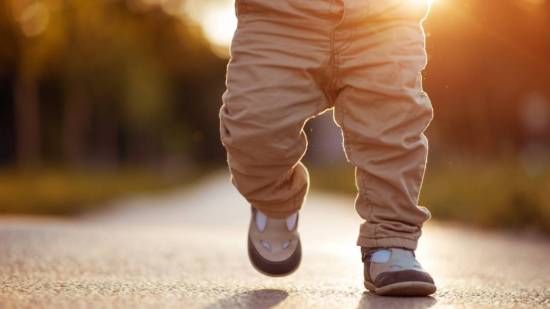 Sus primeros pasos: ¿cuándo empieza a andar un bebé?
