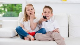 Niños viendo la televisión