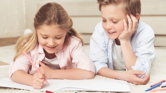 Niños escribiendo