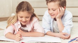 Niños escribiendo