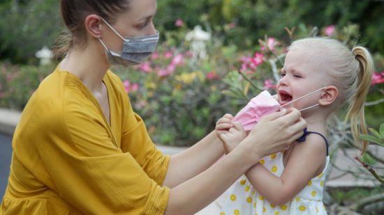 ¿Qué hacer si tu hijo no se quiere quitar la mascarilla?