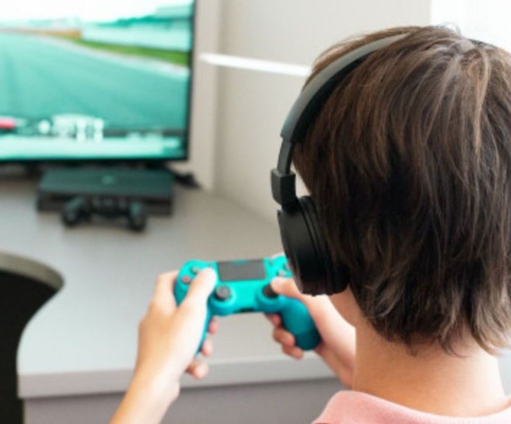 Un adolescente jugando a videojuegos online