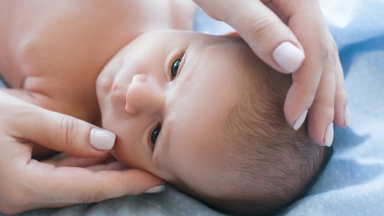 ¿Es normal que mi hijo siga teniendo costra láctea?