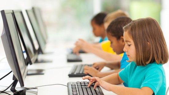 niños en un aula informática